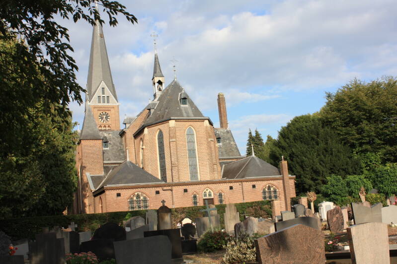 Begraafplaats met op de achtergrond een kerk