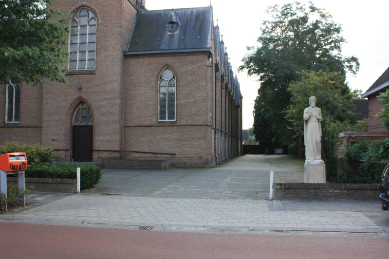 Kerk in Nijmegen met parkeerplaatsen en toegang tot kerkhof