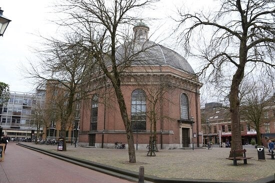 Kerk in Arnhem in de herfst met plein ervoor.