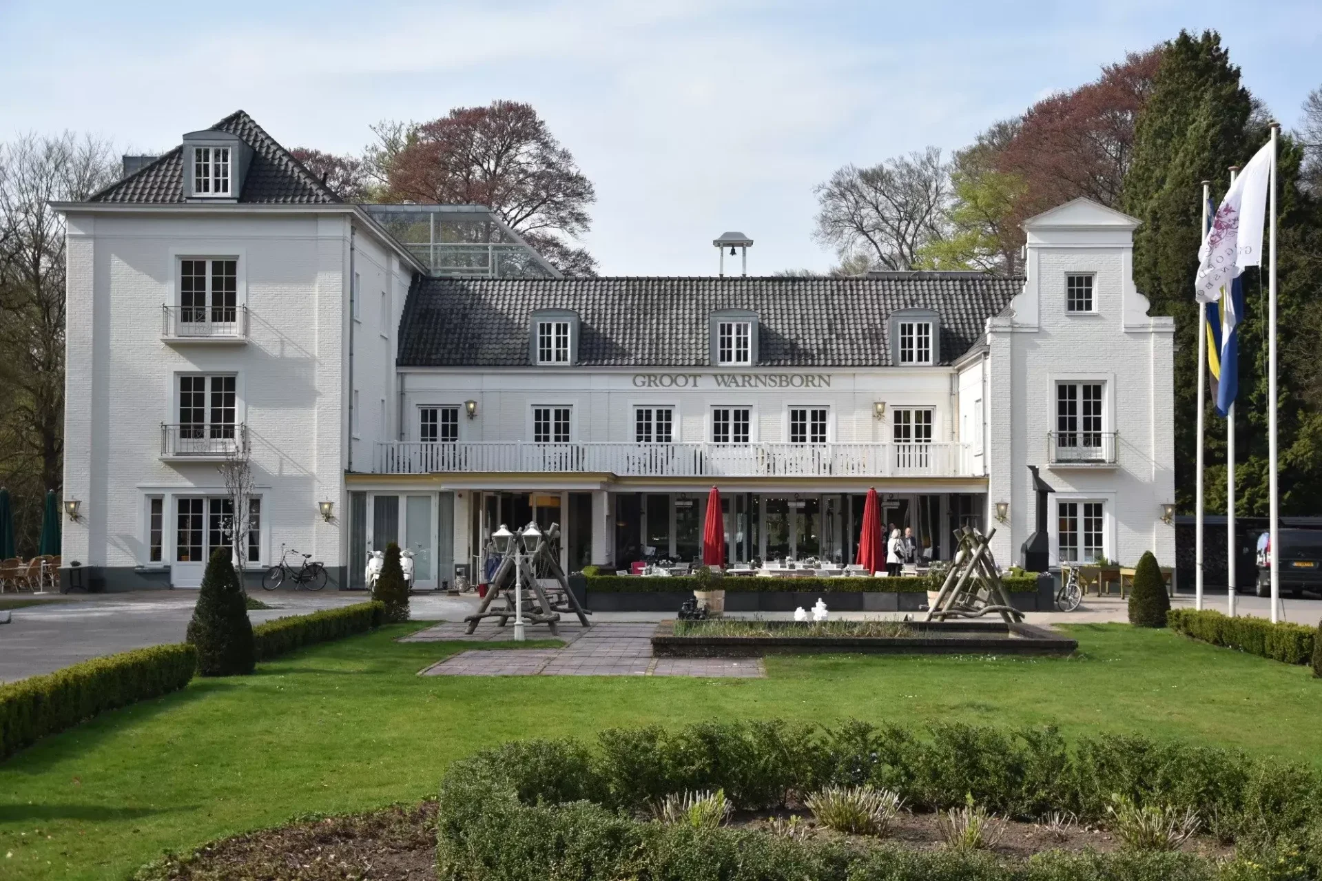 Landgoed Groot Warnsborn in Arnhem witte villa met een groen grasveld ervoor.