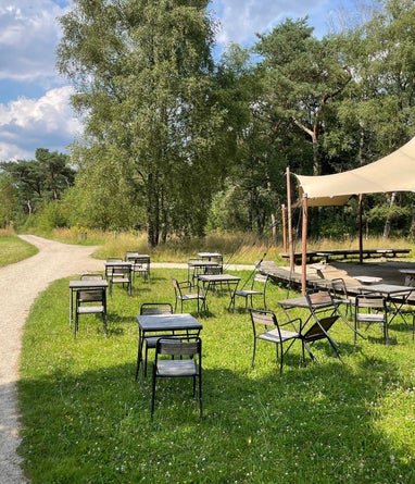 Natuurbegraafplaats Heidepol met stoelen in het gras bij een stretchtent.