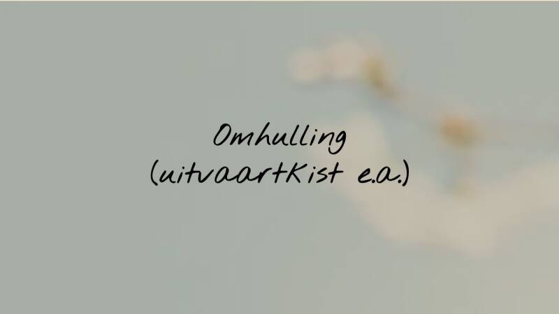 Een afbeelding met de tekst 'Omhulling' op een zachte, neutrale achtergrond.