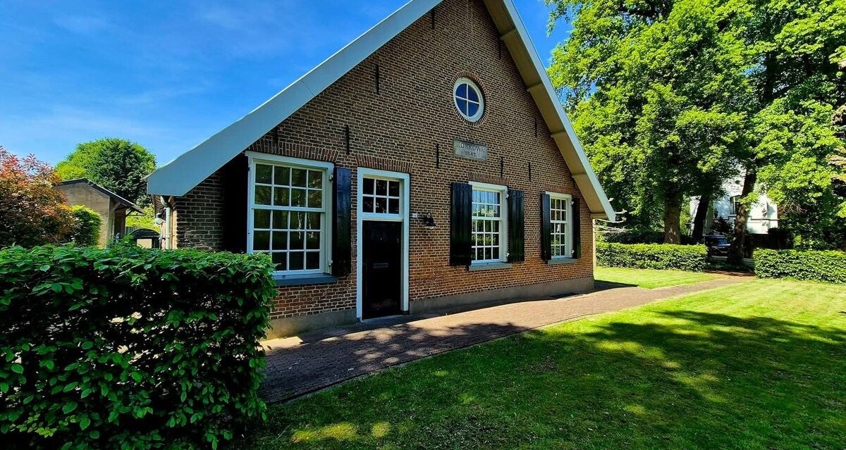 Uitvaartcentrum De Boerderij voorgevel met ingang.