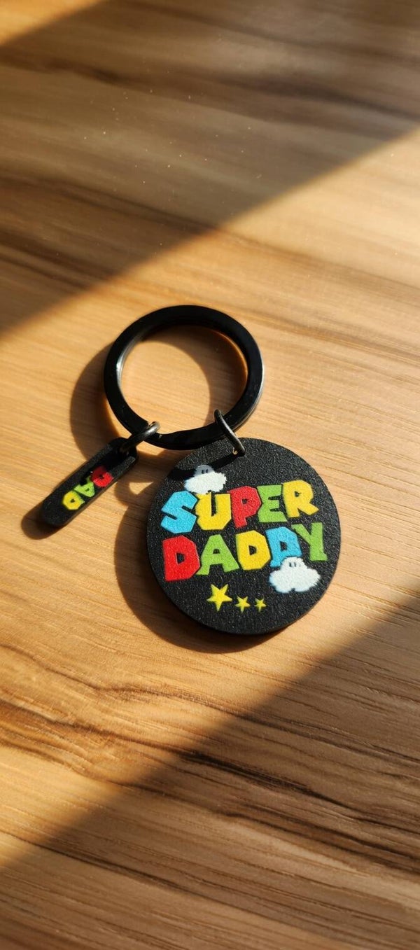 🔑 Porte-clé “SUPER DADDY” – Style Fun & Rappel Super Mario Bros