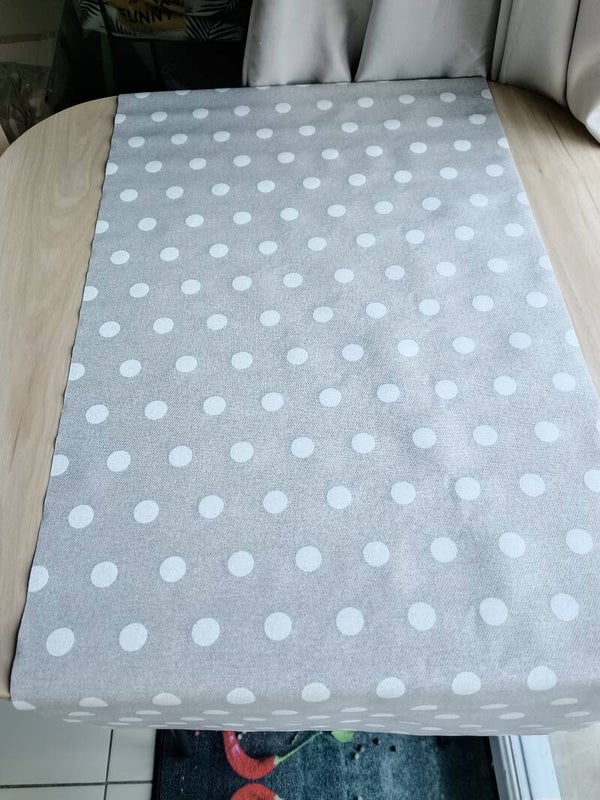 chemin de table à pois