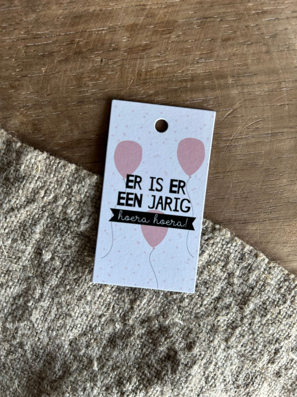 Cadeaulabel - Er is er een jarig hoera hoera - 40x70mm
