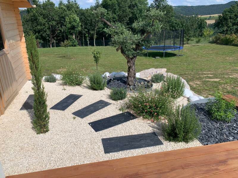 chemin de dalle cailloux claire