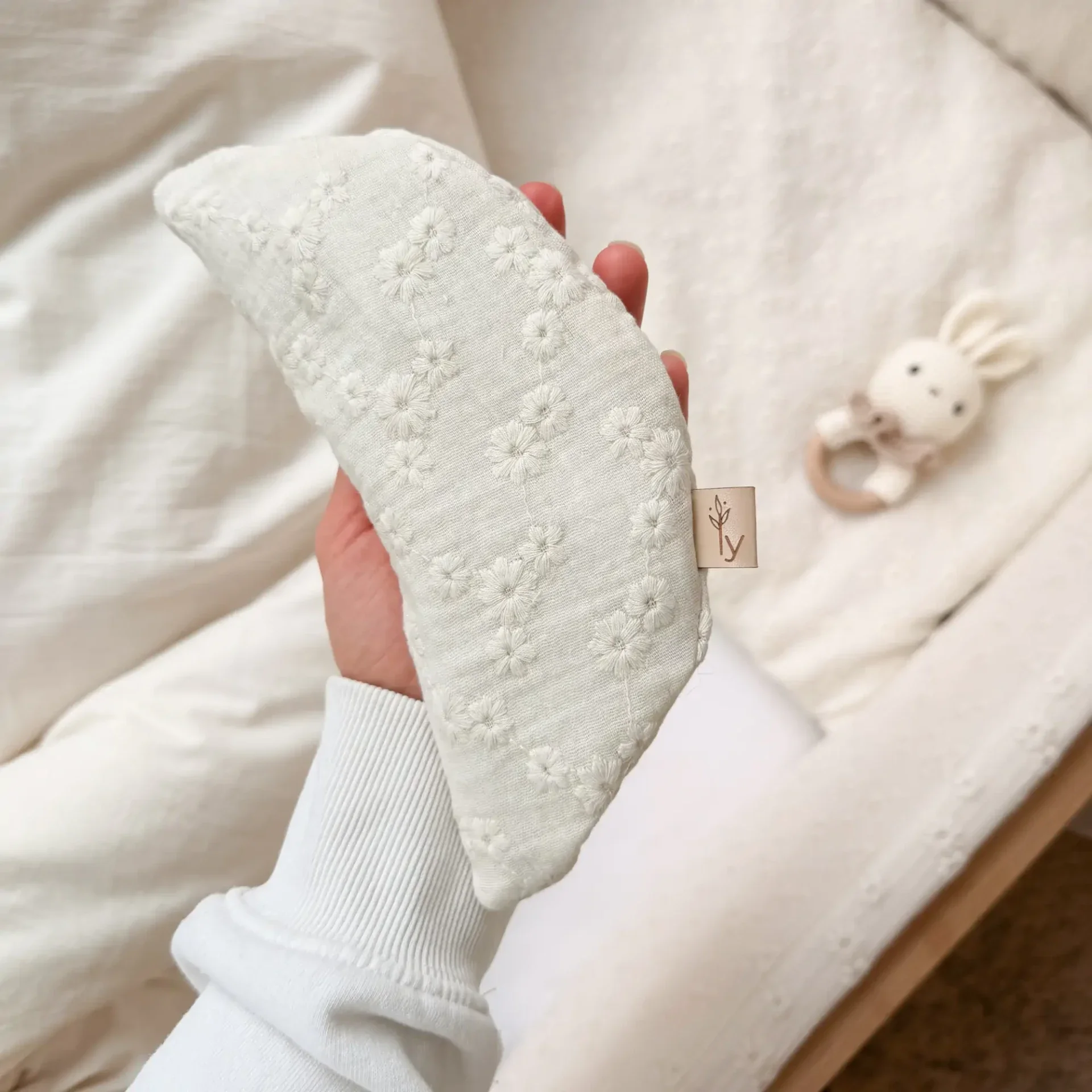 Babyly - Geborduurd kersenpitkussen