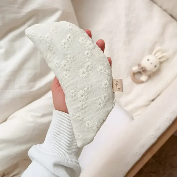 Babyly - Geborduurd kersenpitkussen