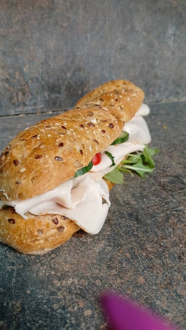 Luxe belegde meergranen stokbroodje " Kip-kerrie sausje "
