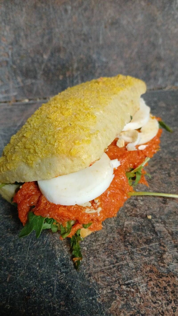 Luxe belegde mais broodje "filet american-eitje-uitje"