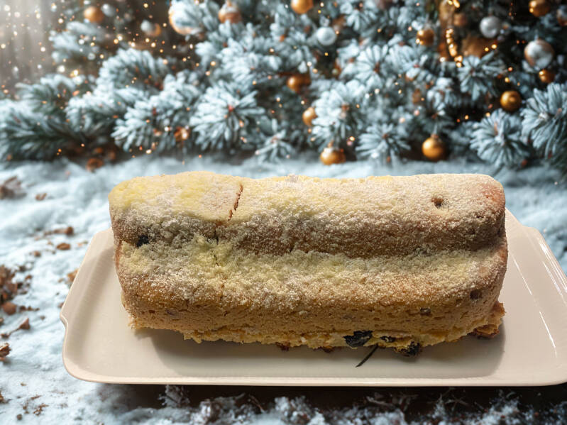 Saftiger Quarkstollen mit Kirschwasser, Cranberries und Mandeln – einfach zubereitet mit dem Bosch Cookit. Perfekt für die Weihnachtszeit.