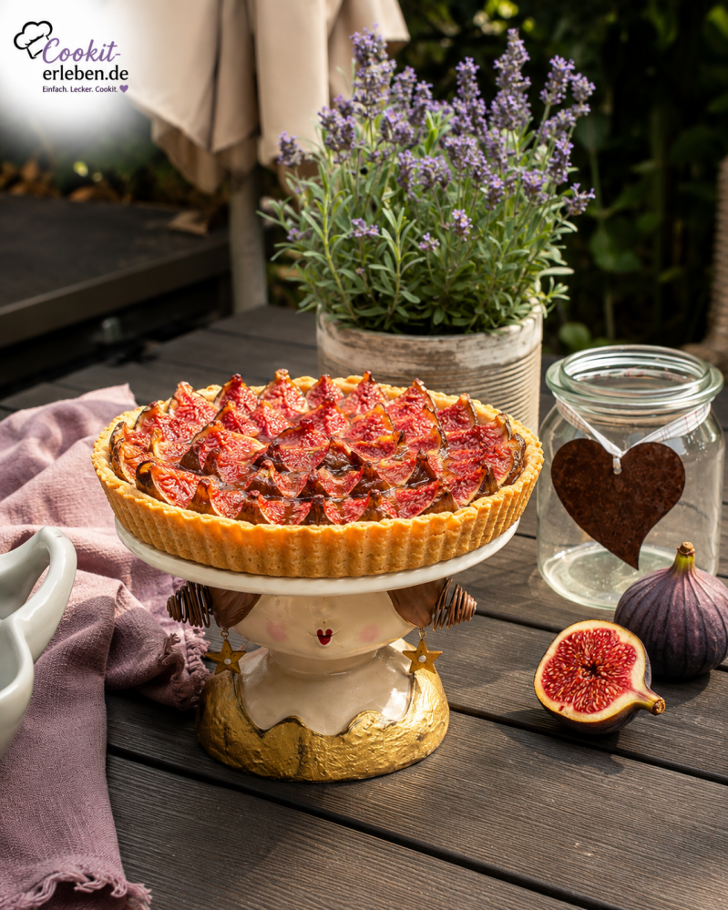 Fruchtige Feigentarte mit frischen Feigen auf einer Tortenplatte – einfaches Bosch Cookit Rezept für Spätsommer und Herbst.