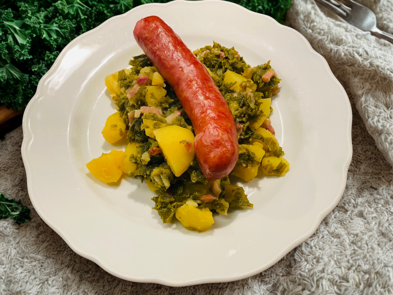 Klassischer Grünkohl mit Kartoffeln und Mettwurst als deftiges Wintergericht