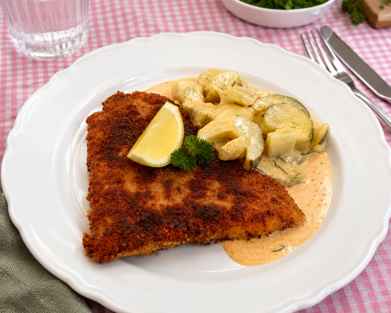 Knusprig panierter Rotbarsch mit Zitronenspalte