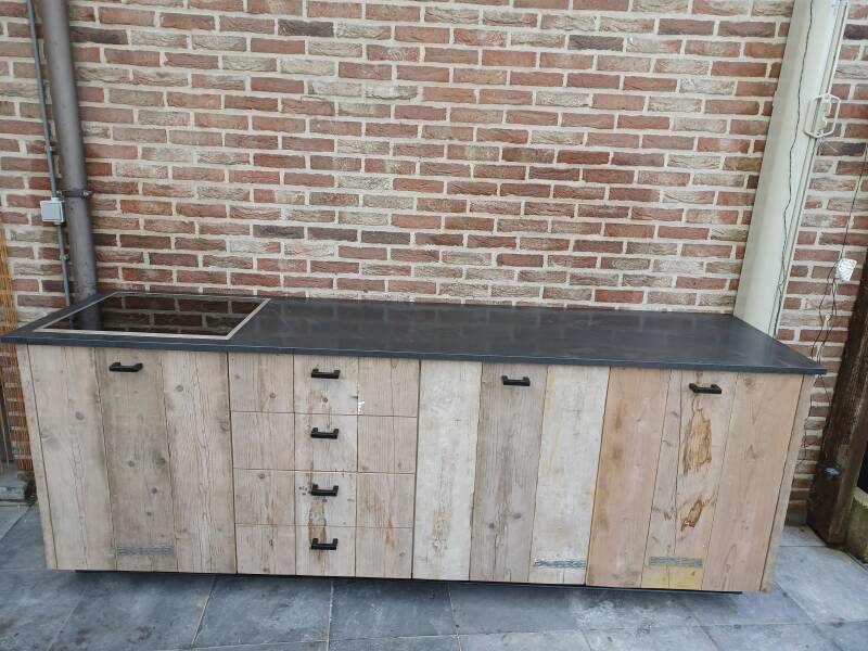 Buitenkeuken in steigerhout met granieten werkblad