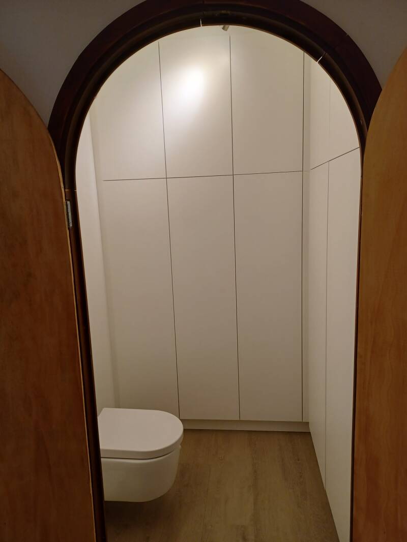 Inbouwkast in witte melamine