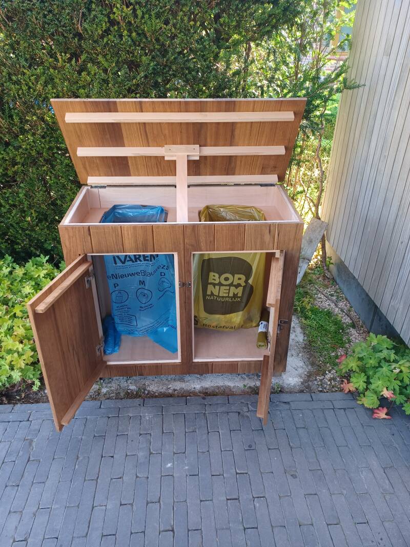 Vuilbakkast in thermowood Frake