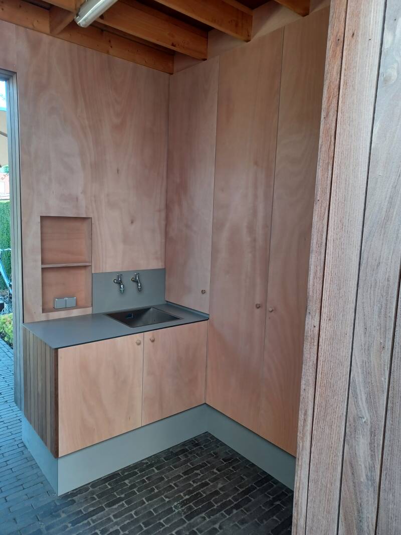 Buitenkeuken in MPX Garantieplaat met volkern werkblad