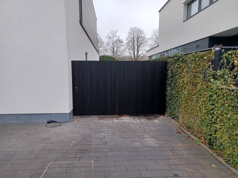 Poort in padouk bekleed met zwarte thermowood grenen