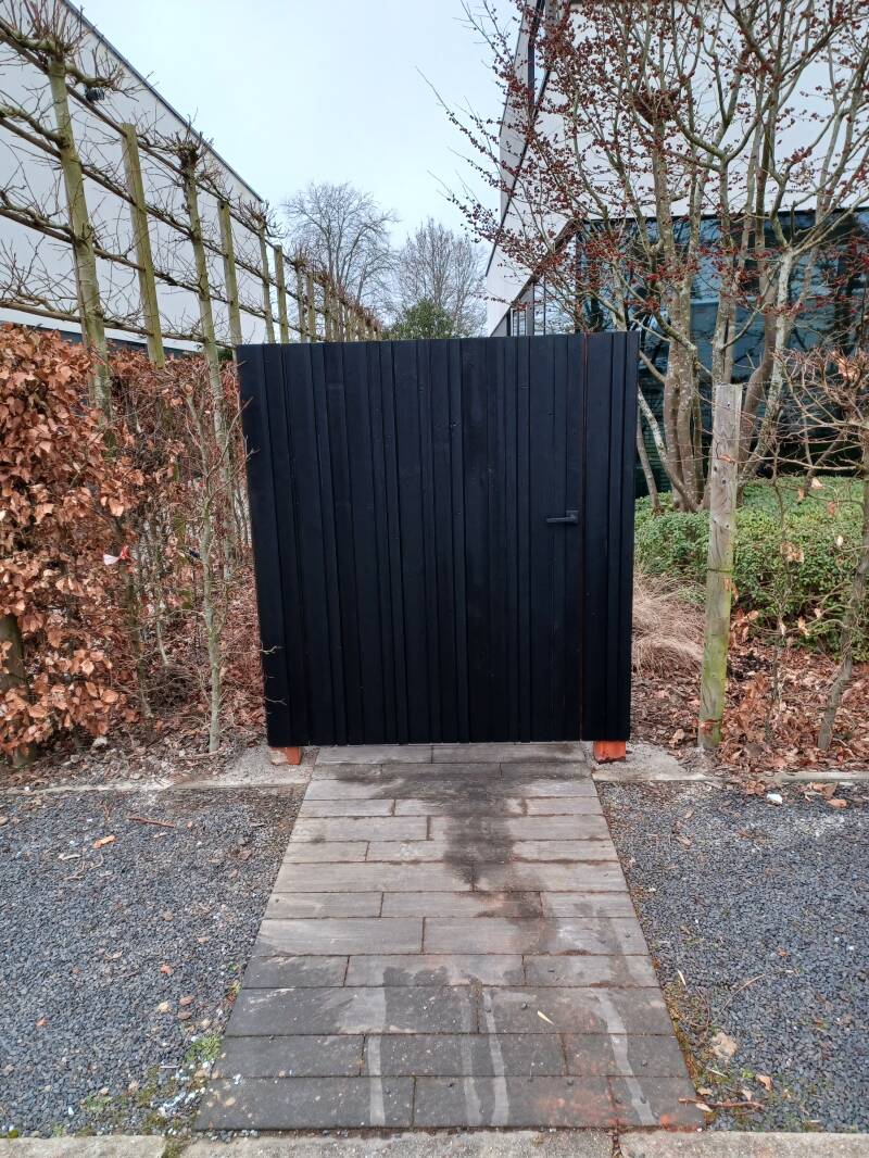 Poort in padouk bekleed met zwarte thermowood grenen