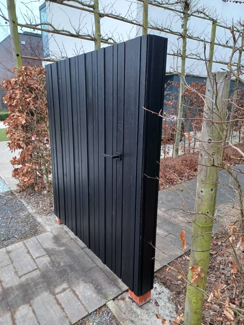 Poort in padouk bekleed met zwarte thermowood grenen