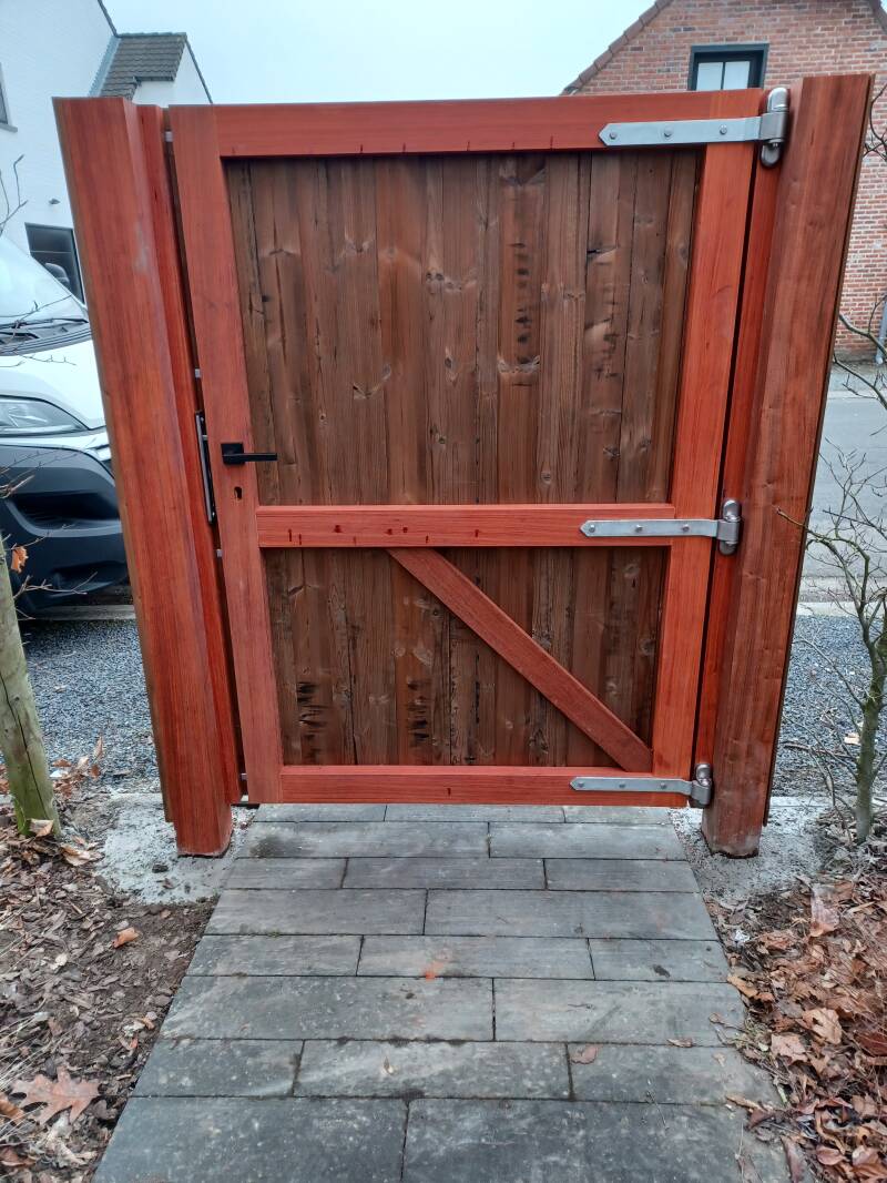 Poort in Padouk bekleed met zwarte thermowood grenen