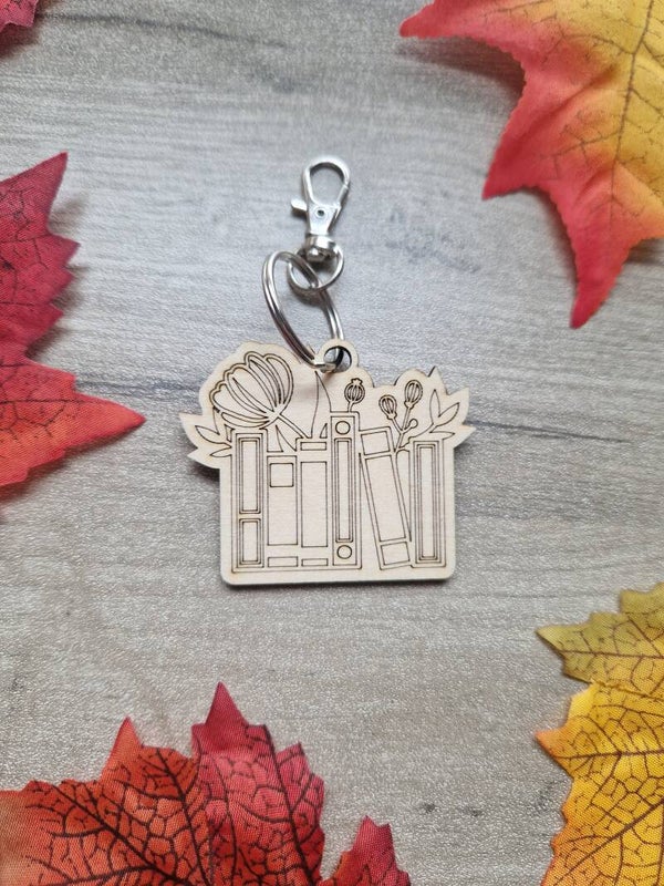 Porte-clé en bois livre et fleur,