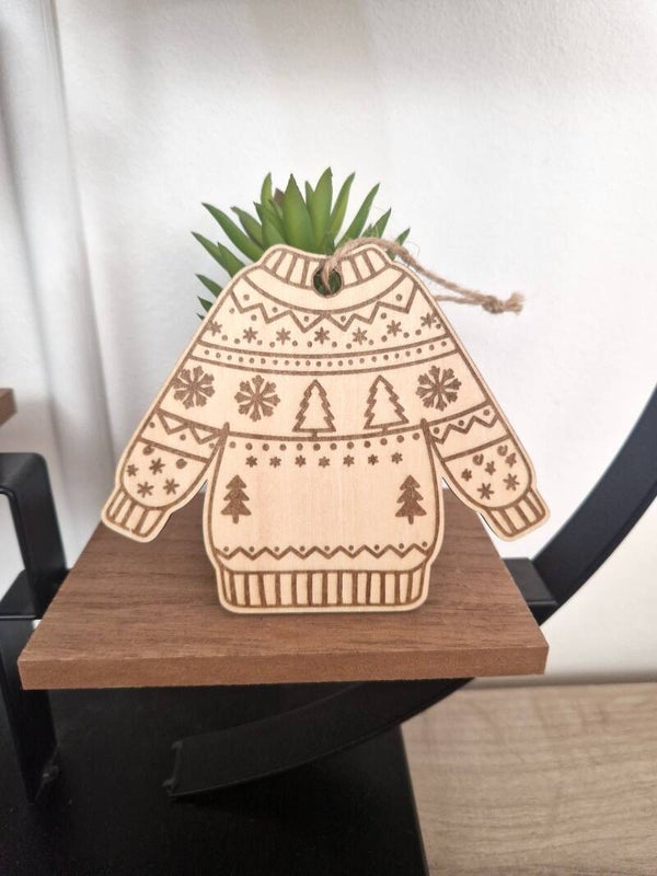 Décoration de sapin en bois pull de Noël personnalisable,