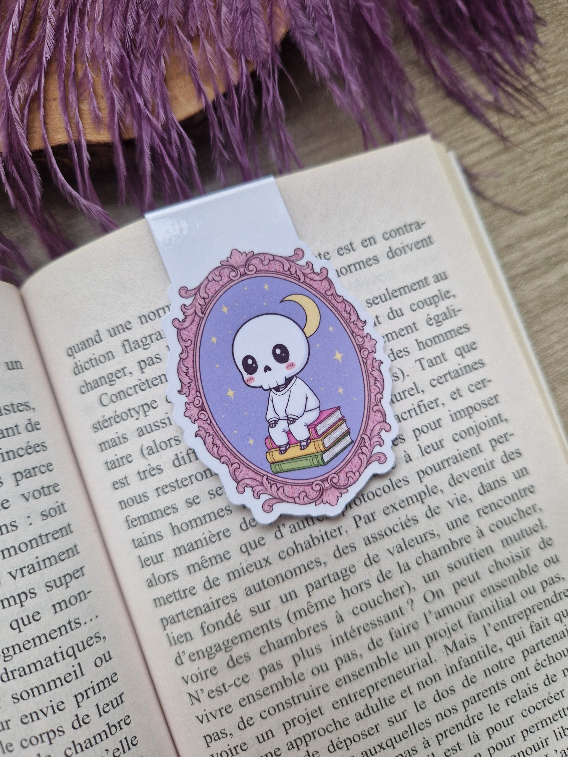 Marque-page magnétique squelette sur pile à de livres,