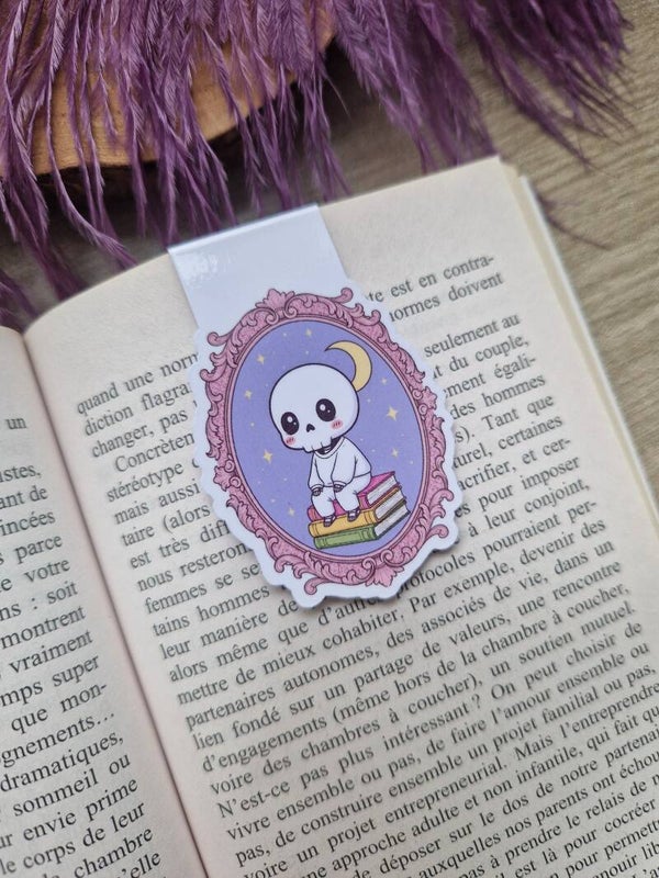 Marque-page magnétique squelette sur pile à de livres,