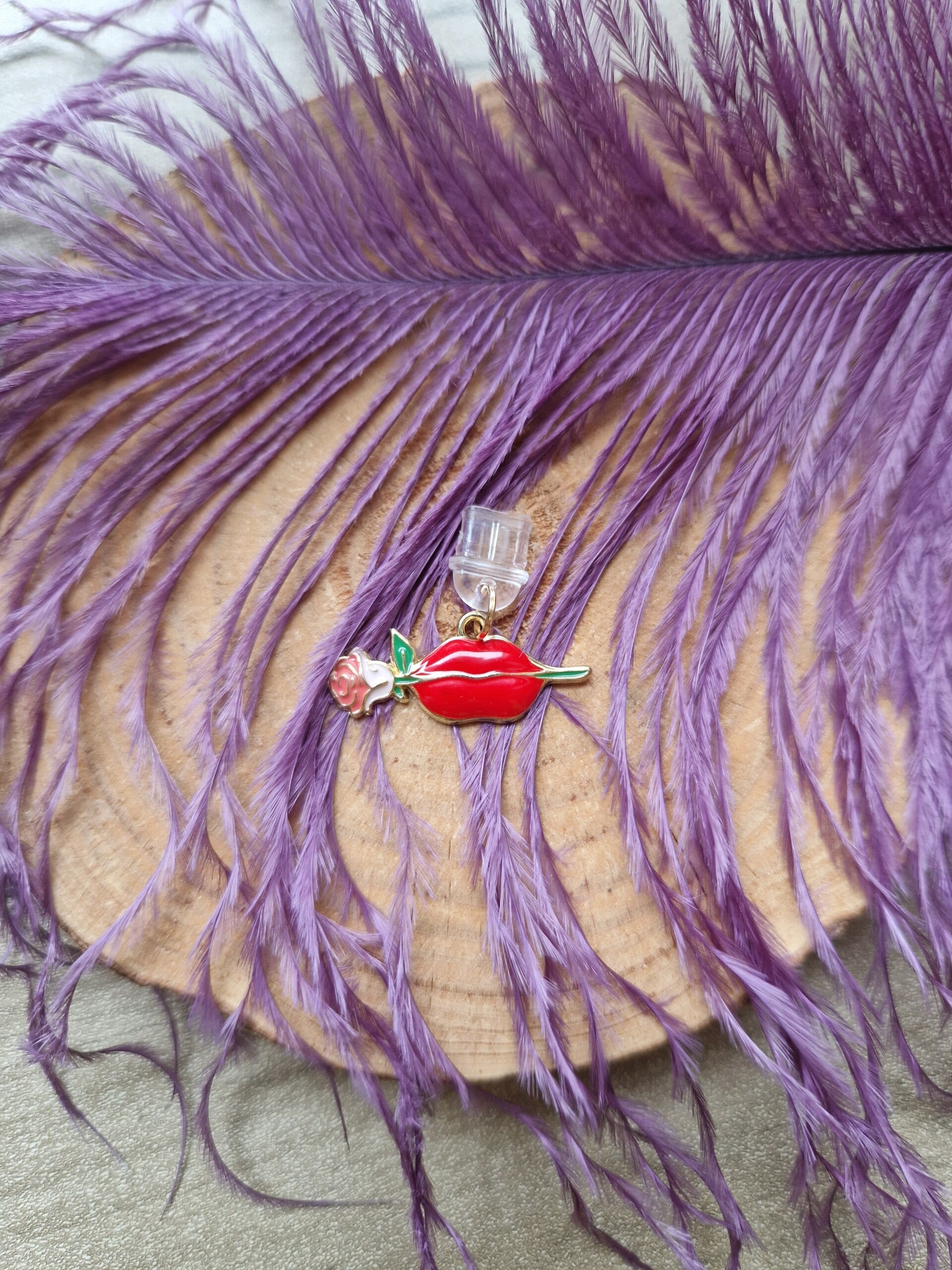 Bouchon anti-poussière lèvres rouges,