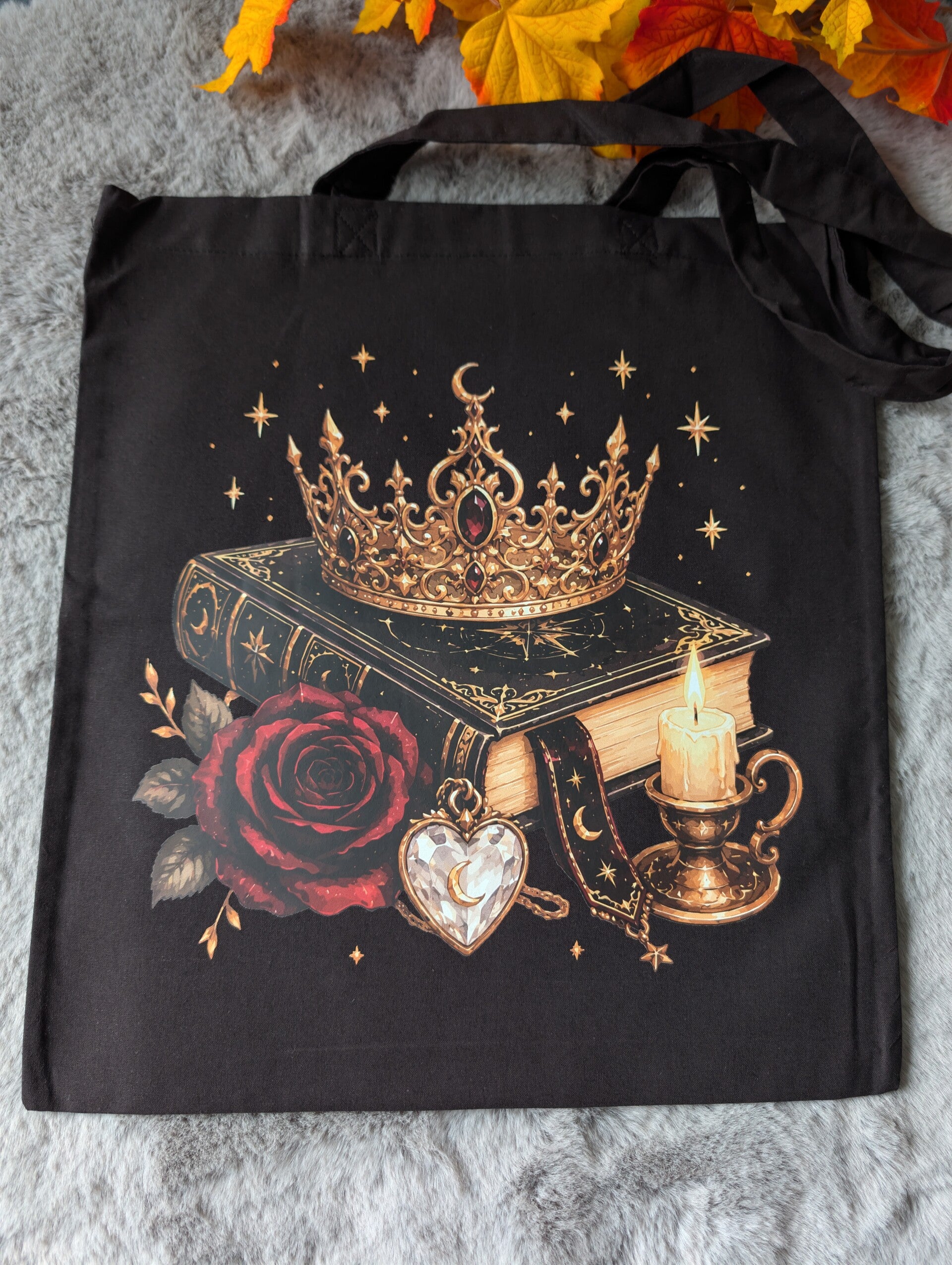 Tote bag noir couronne et livre romantasy,