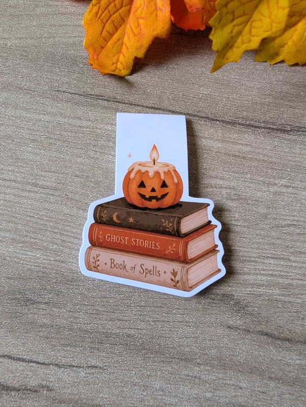 Marque-page magnétique pile de livres spooky,