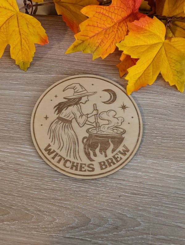Sous-tasse en bois gravé witches brew