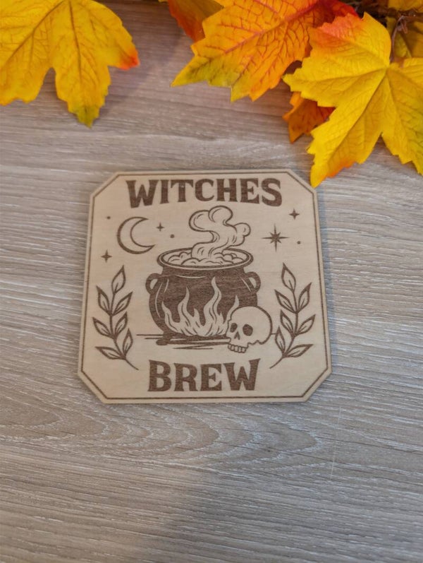 Sous-tasse en bois gravé witches brew