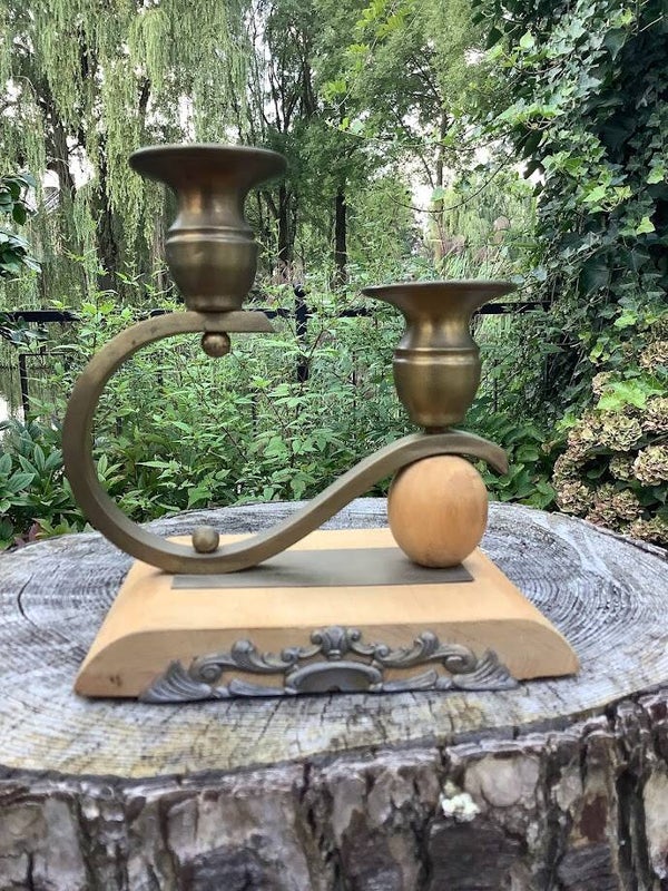 Leuke koperen kandelaar op houten voetstuk (jaren ’50)