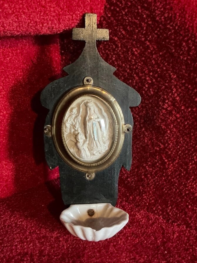 Zeldzaam Frans meerschuim wijwatervaatje – Bernadette bij Maria in Lourdes – eind 1800 – bolglas