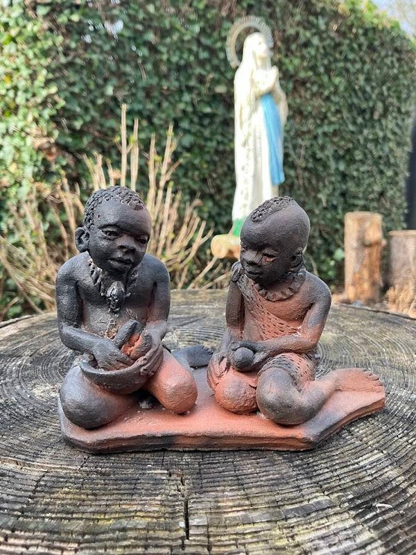 Oud Afrikaans beeldje – twee zittende kinderen (ca. jaren ’40)