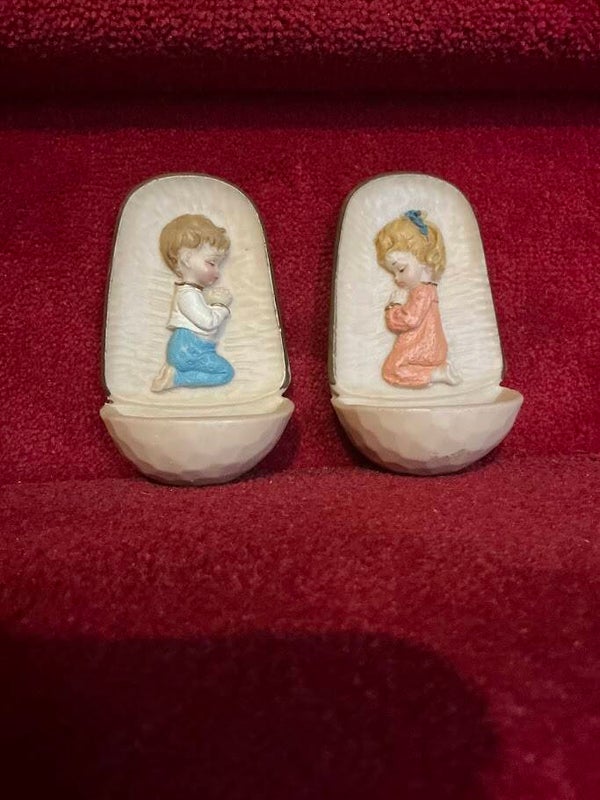 Vintage set wijwatervaatjes – jongen en meisje – jaren 50/60 – puntgaaf – gips/polystone