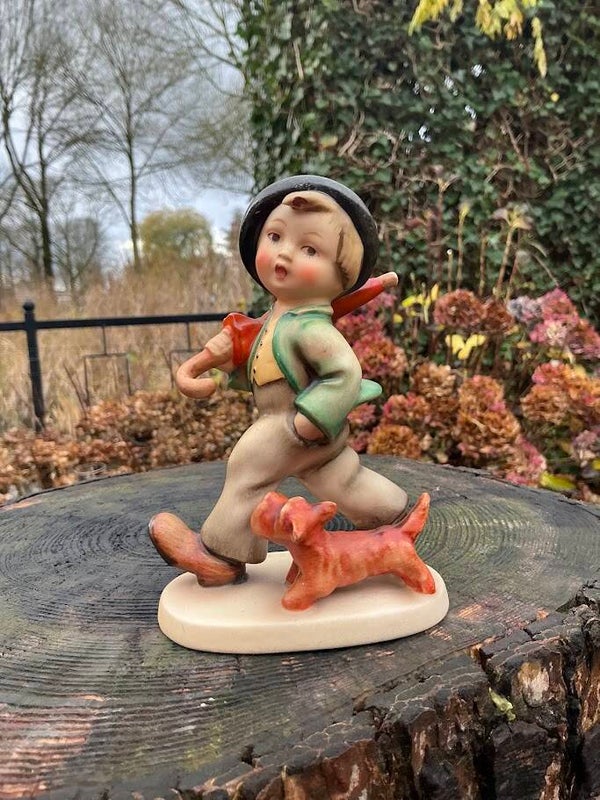 Hummel Beeld – Jongen met Paraplu en Hondje “Wander Bub mit Hund” (Jaren ’50)