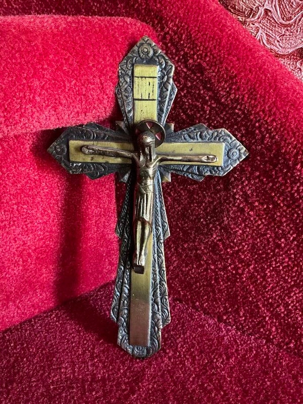 Antiek Bronzen Kruisbeeld – Uniek Relieforstuk uit ca. 1800