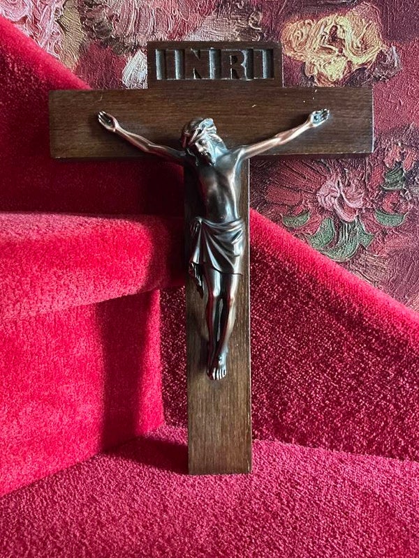 Antiek houten kruisbeeld INRI met koperen Jezus corpus