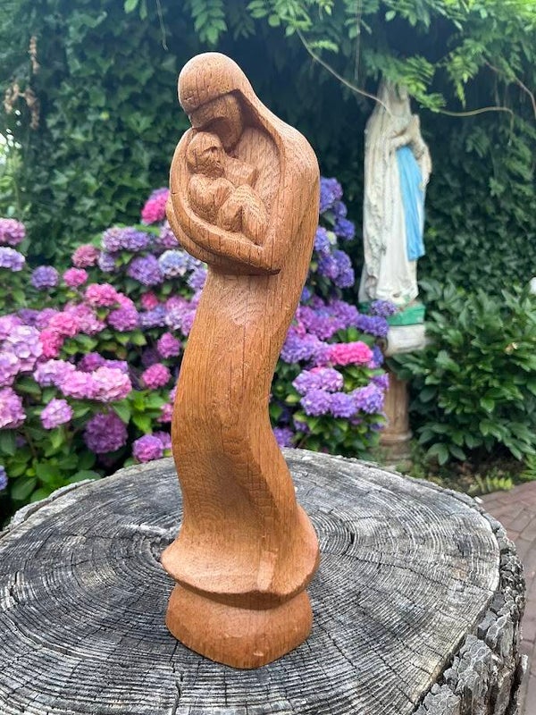 Houten Mariabeeld met kindje Jezus inning in haar armen