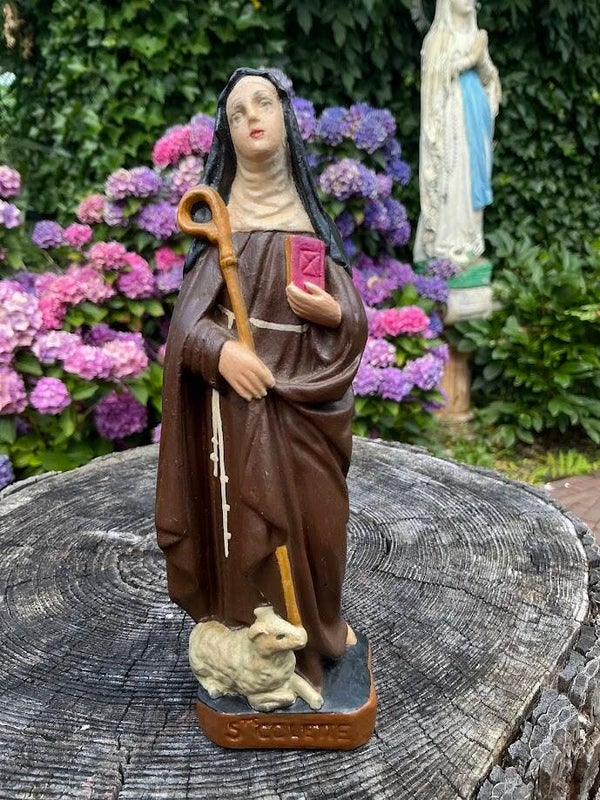 Antiek heiligenbeeld St Coleta / Colbie met lam