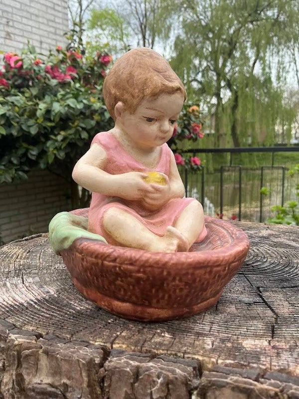 Vintage Kraamcadeau – Gipsen Beeldje uit de Jaren ’60 (Meisje in Mand)