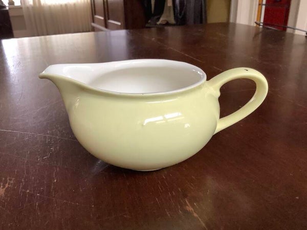 Royal Sphinx Maastricht – Room- / Melkkannetje (Pastelgeel, Puntgaaf)