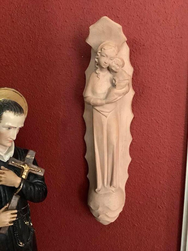 Wandbeeld van Maria met Kind – terracotta/gips