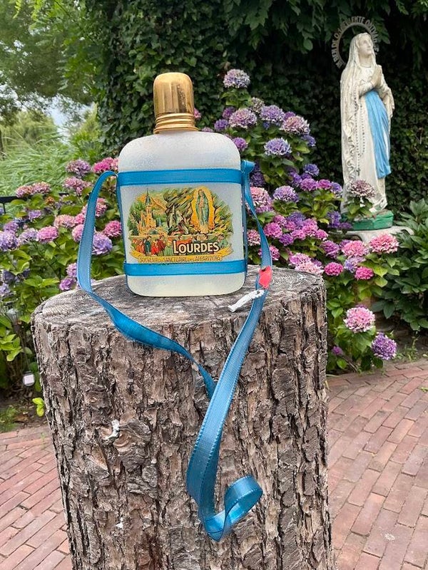 Zeldzame Franse XXL wijwaterfles – Lourdes (jaren ’40–’50)