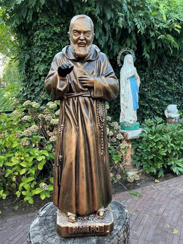 Spaans groot standbeeld Padre Pio Pater Pio